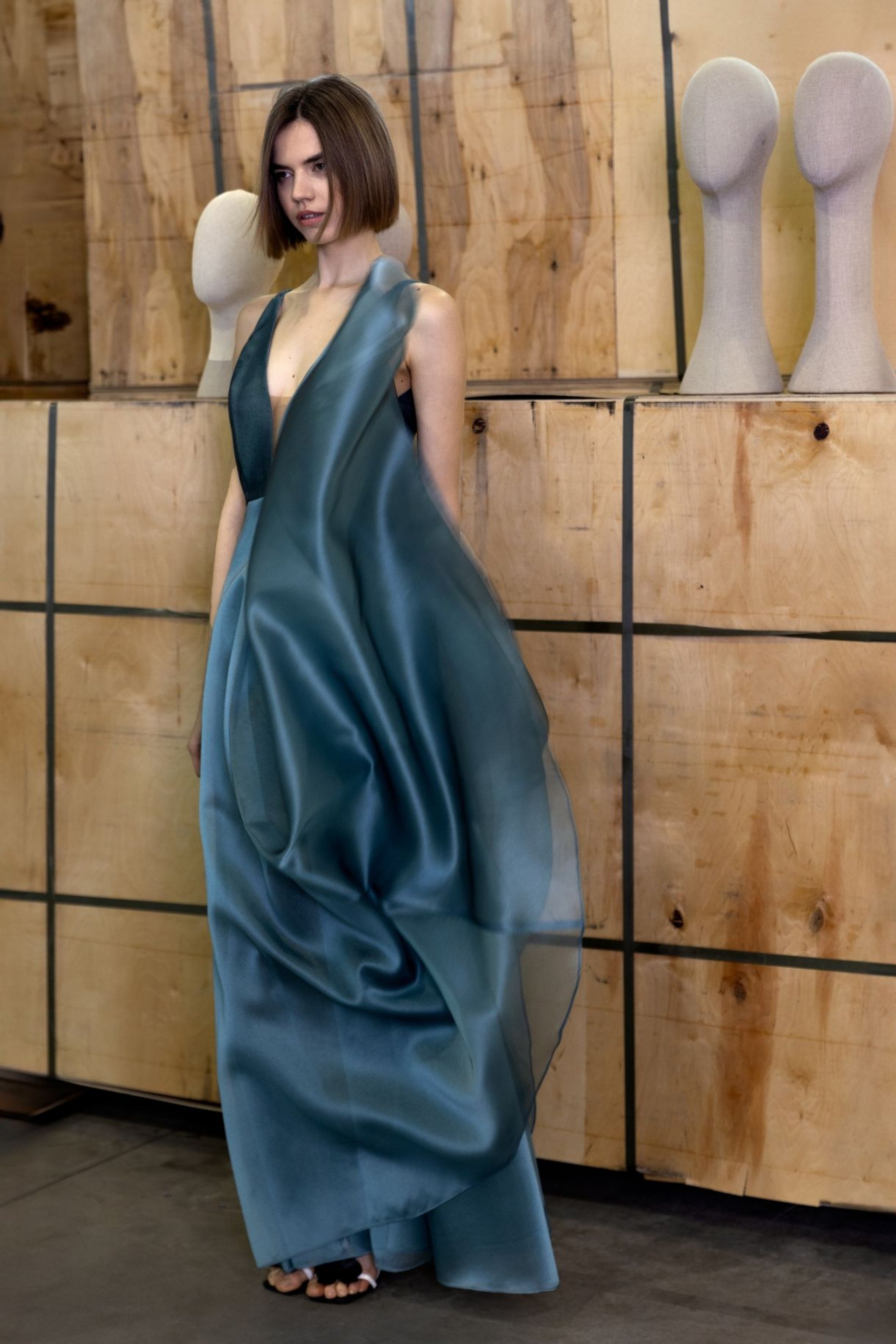 DUGA HALJINA SA DUBOKIM V IZREZOM – PS Fashion, DUGA HALJINA SA DUBOKIM V IZREZOM