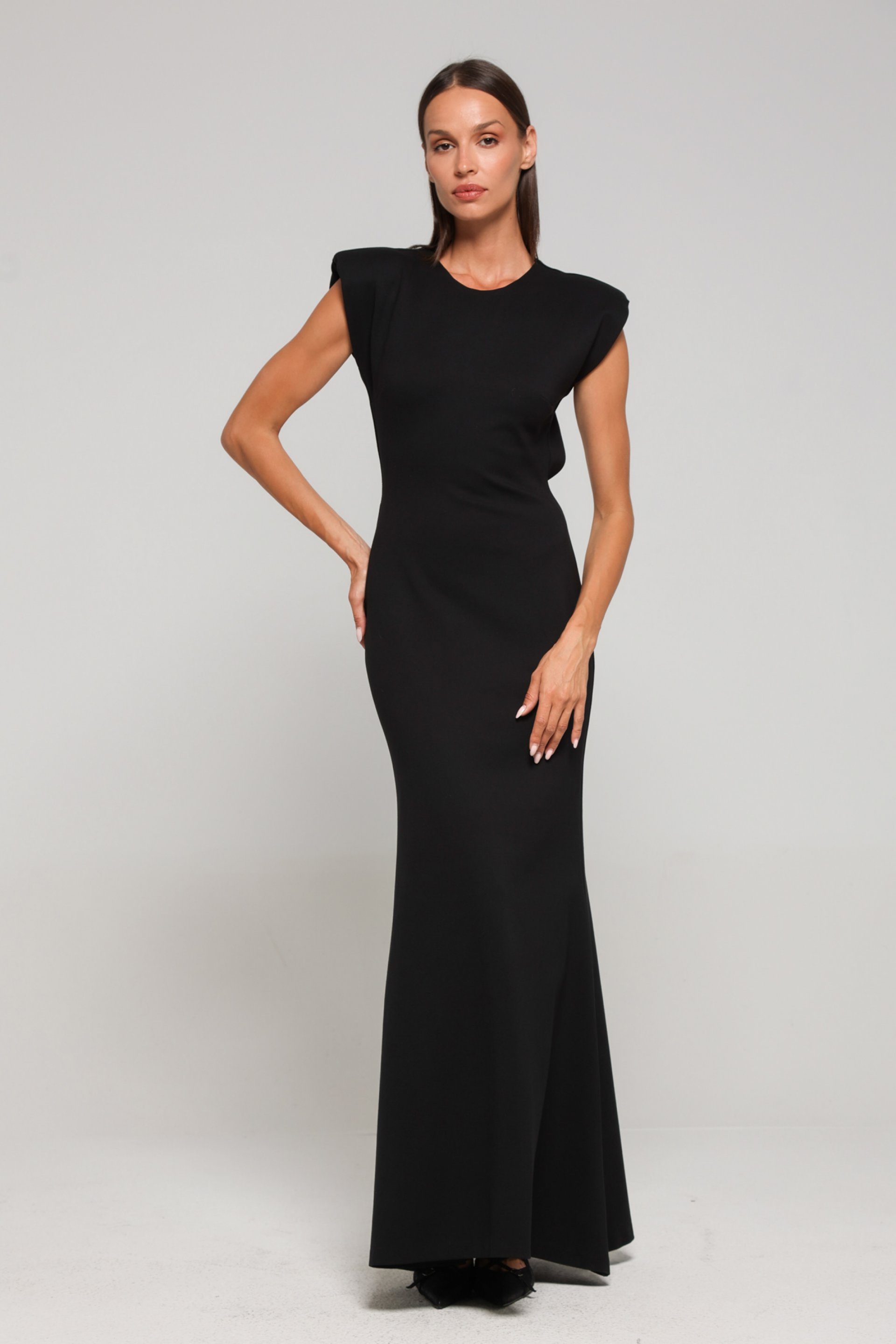 DUGA CRNA HALJINA SA OTVORENIM LEĐIMA I NAGLAŠENIM RAMENIMA – PS Fashion, DUGA CRNA HALJINA SA OTVORENIM LEĐIMA I NAGLAŠENIM RAMENIMA