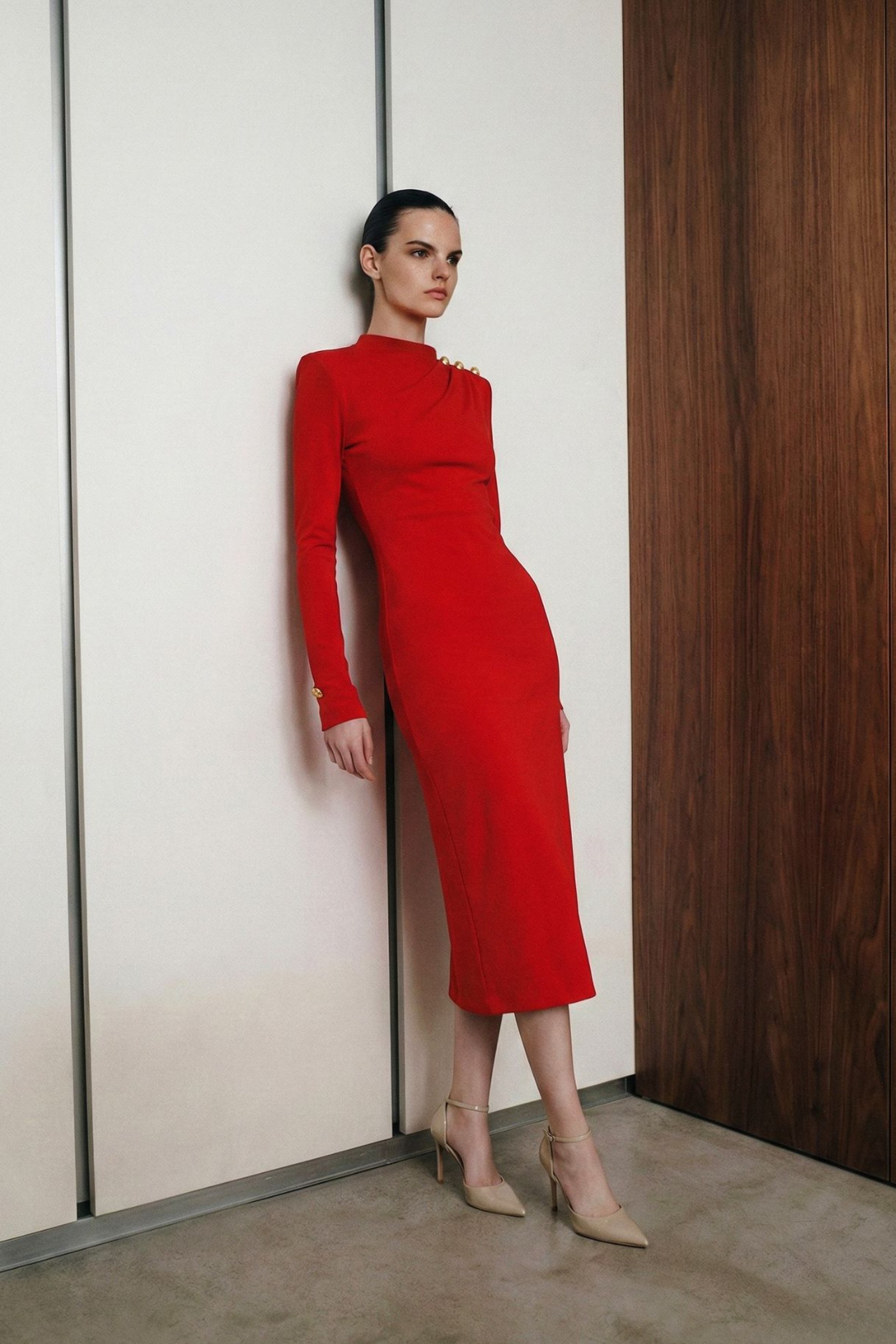 CRVENA MIDI HALJINA SA ASIMETRIČNIM NABOROM I ZLATNIM DUGMIĆIMA – PS Fashion, CRVENA MIDI HALJINA SA ASIMETRIČNIM NABOROM I ZLATNIM DUGMIĆIMA