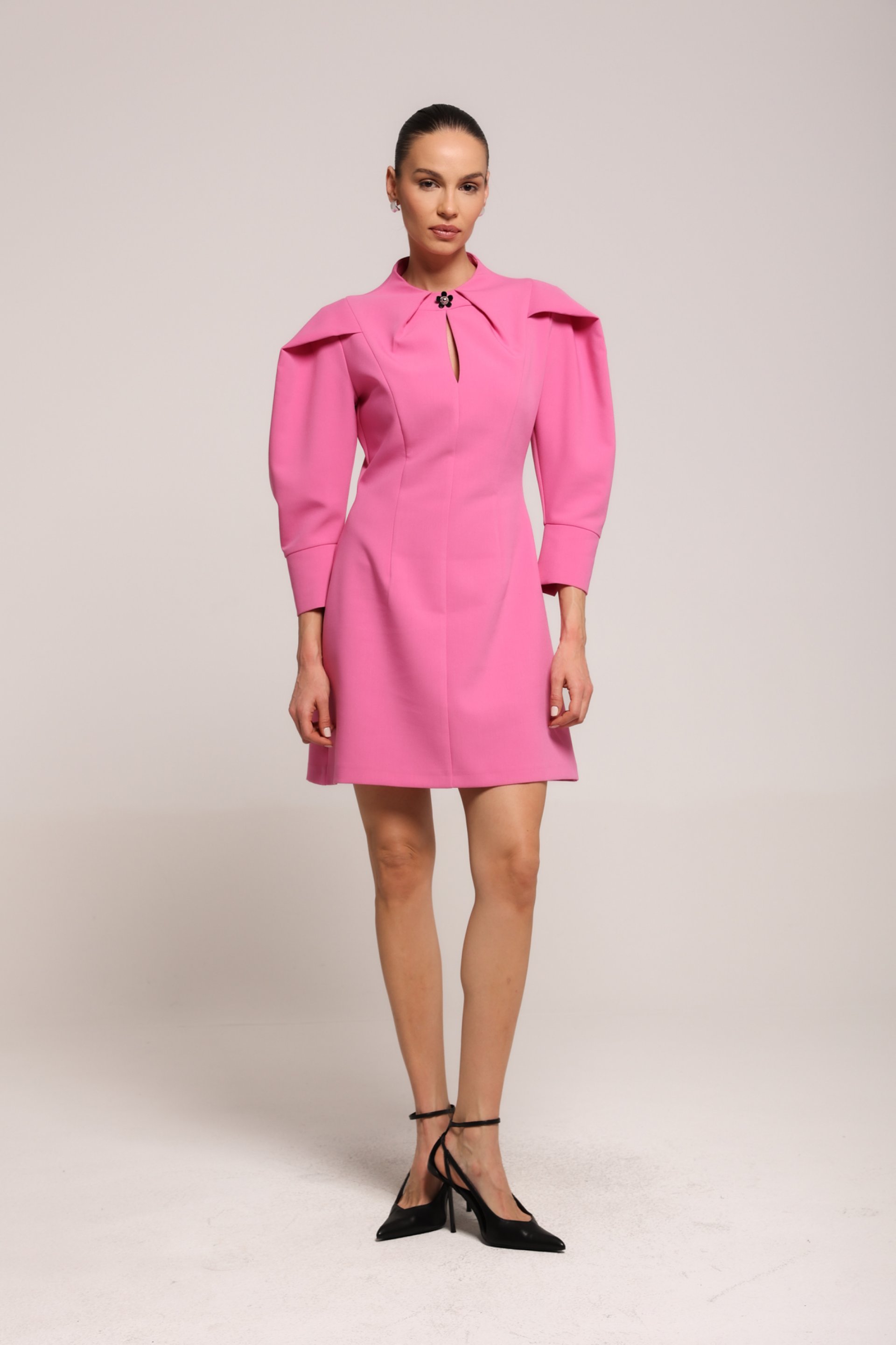 ROZE HALJINA SA NAGLAŠENIM RAMENIMA – PS Fashion, ROZE HALJINA SA NAGLAŠENIM RAMENIMA