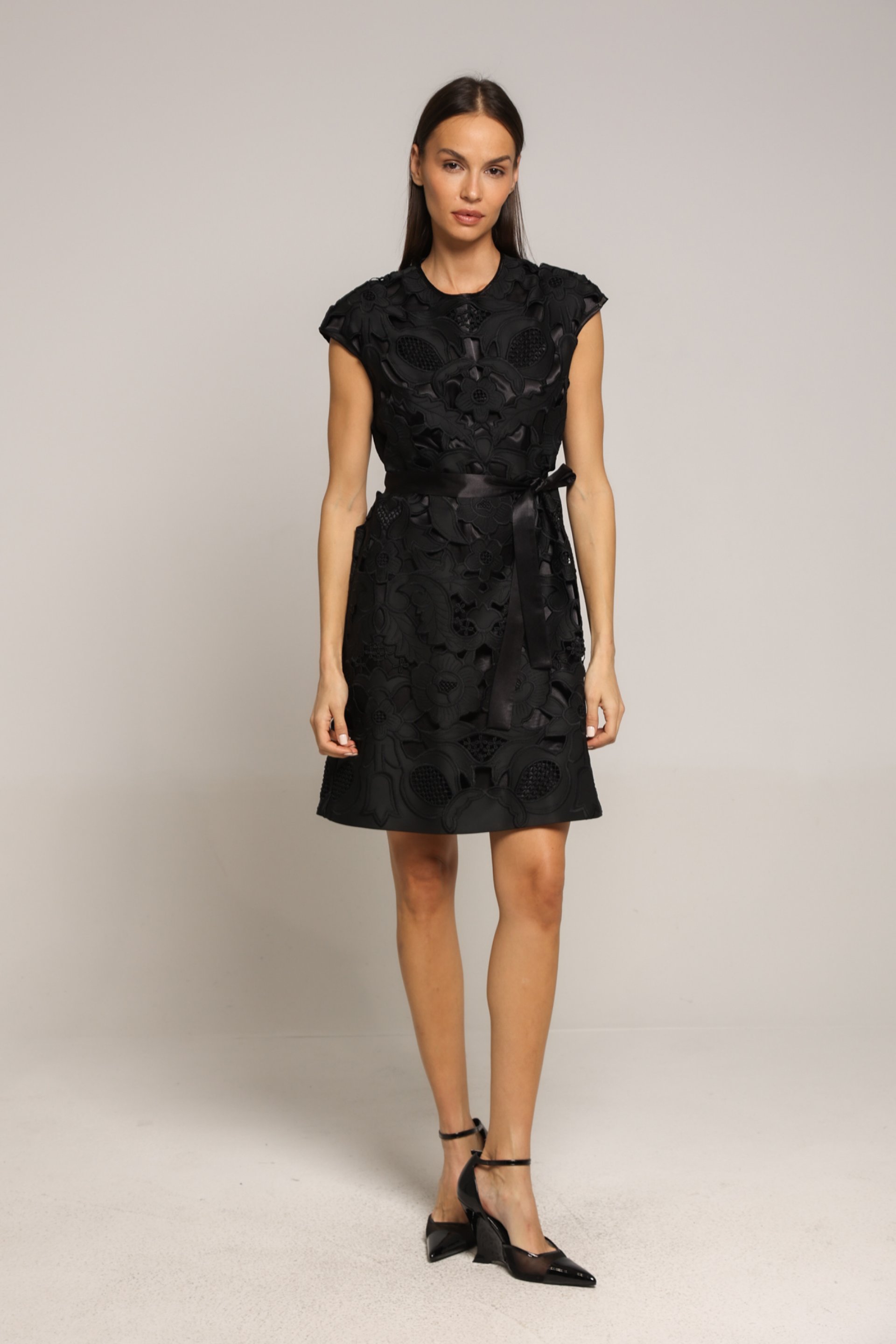 CRNA HALJINA SA FLORALNIM DEKOROM I SATENSKIM POJASOM – PS Fashion, CRNA HALJINA SA FLORALNIM DEKOROM I SATENSKIM POJASOM