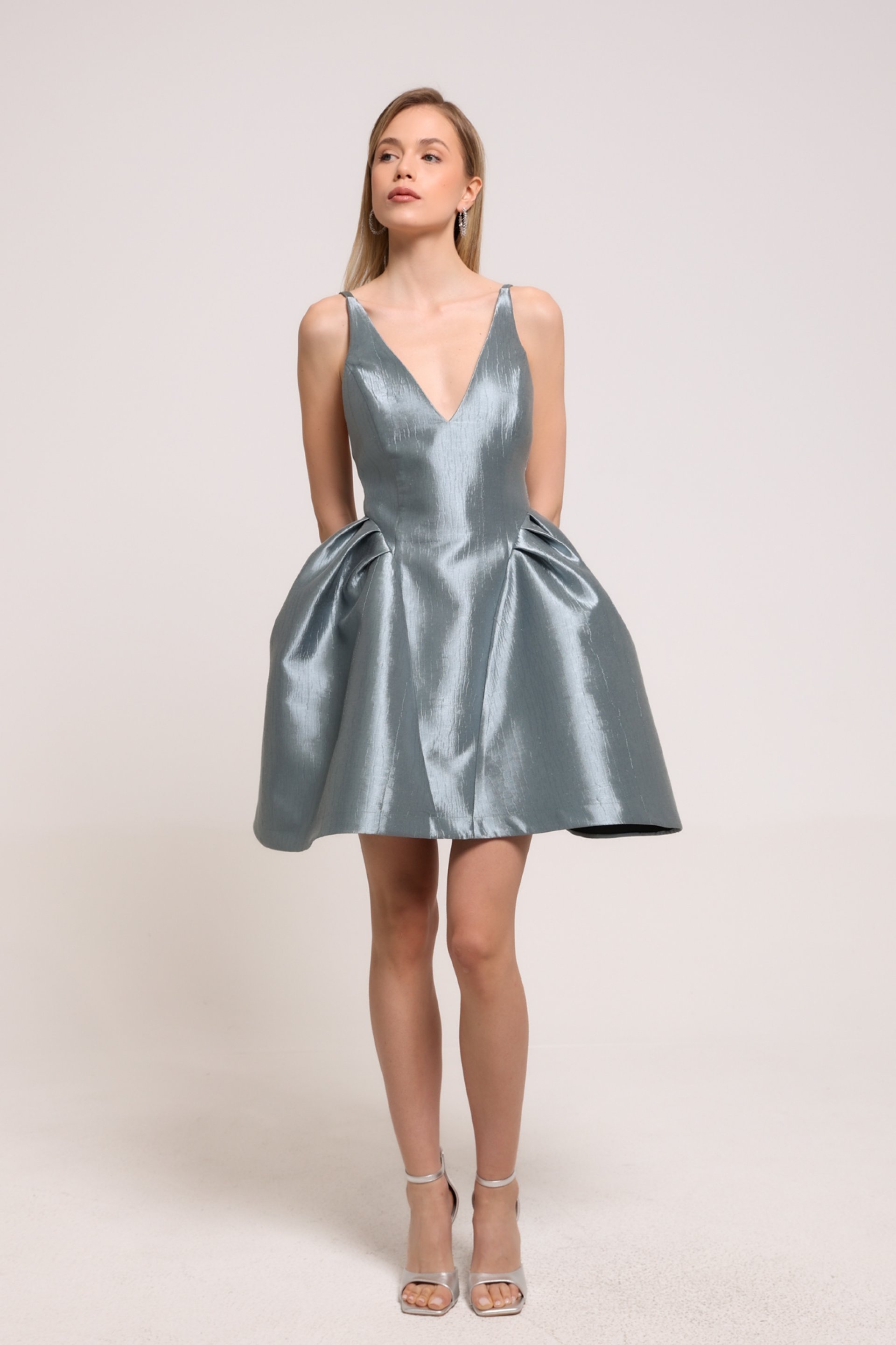 MINI HALJINA SA V-IZREZOM I OTVORENIM LEĐIMA – PS Fashion, MINI HALJINA SA V-IZREZOM I OTVORENIM LEĐIMA