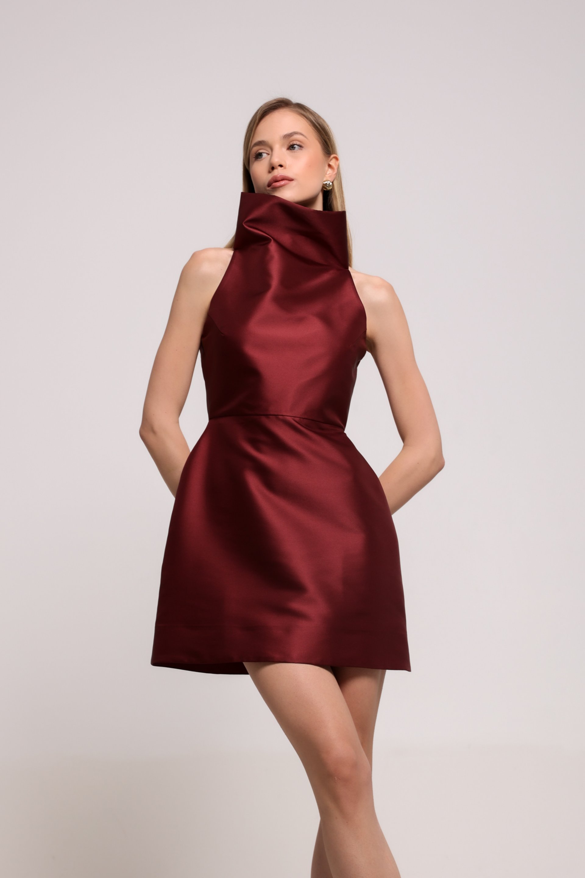 SATENSKA MINI HALJINA SA VISOKOM KRAGNOM – PS Fashion, SATENSKA MINI HALJINA SA VISOKOM KRAGNOM