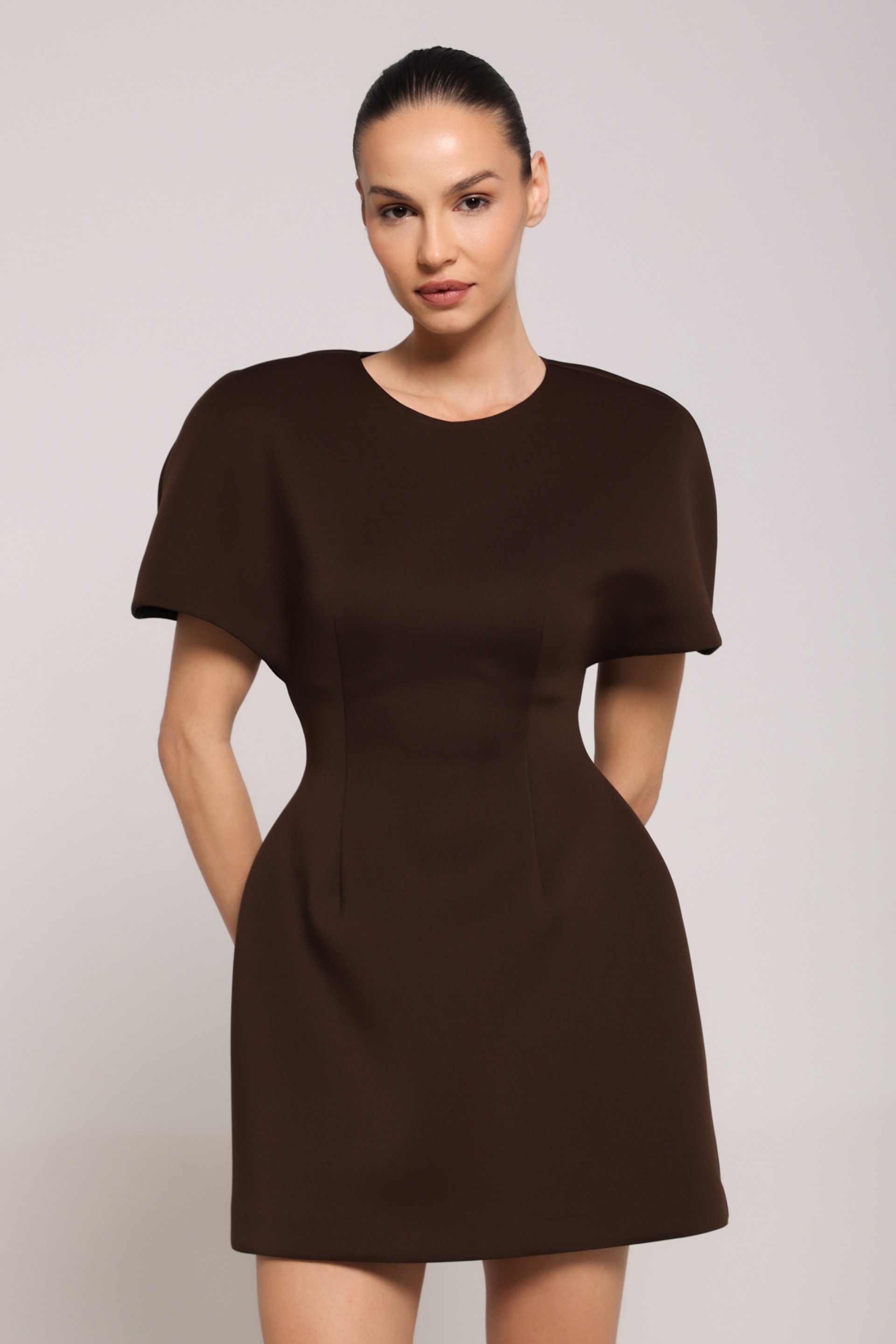 ELEGANTNA MINI HALJINA STRUKTURIRANOG KROJA U BRAON NIJANSI – PS Fashion, ELEGANTNA MINI HALJINA STRUKTURIRANOG KROJA U BRAON NIJANSI